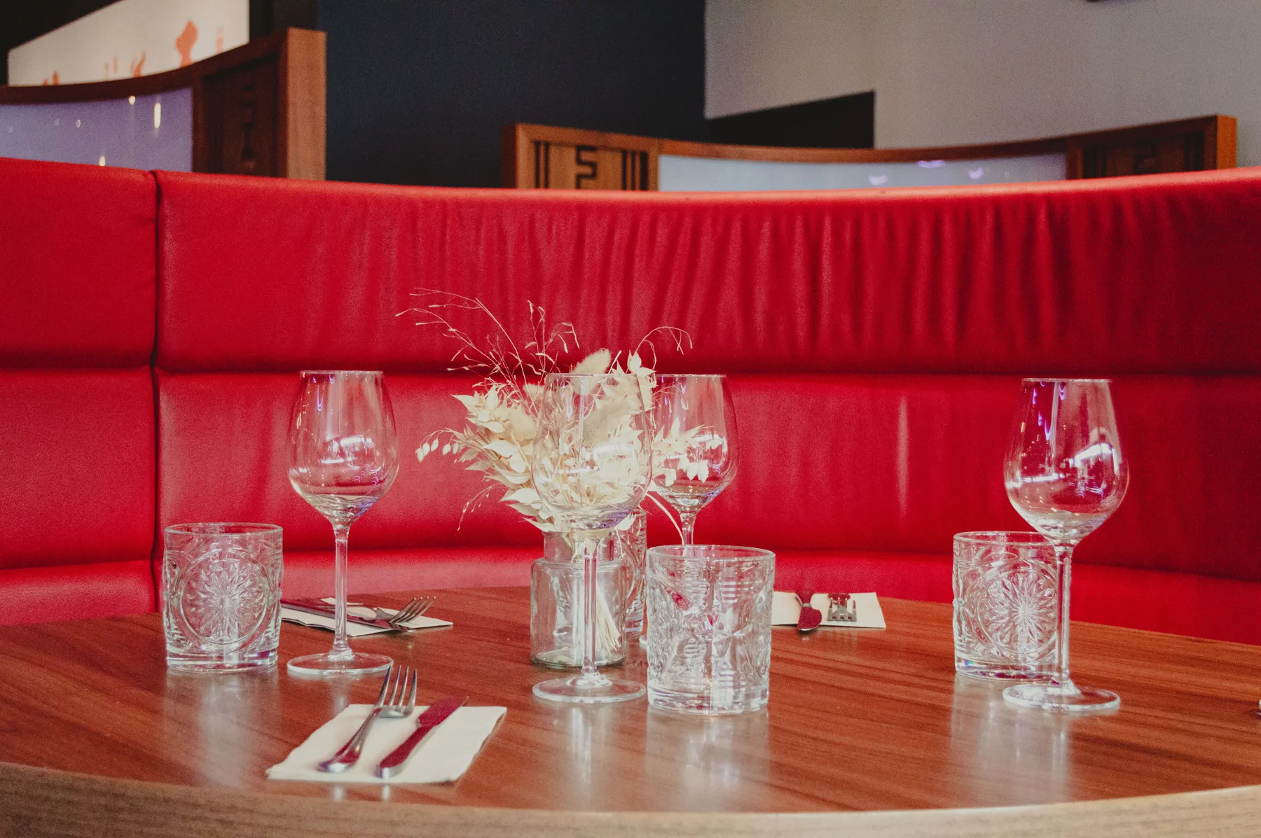 Table dressée sur banquette rouge